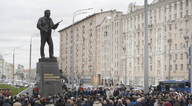 Fostul inginer sovietic Mihail Kalașnikov a fost imortalizat ținând în brațe celebra AK-47