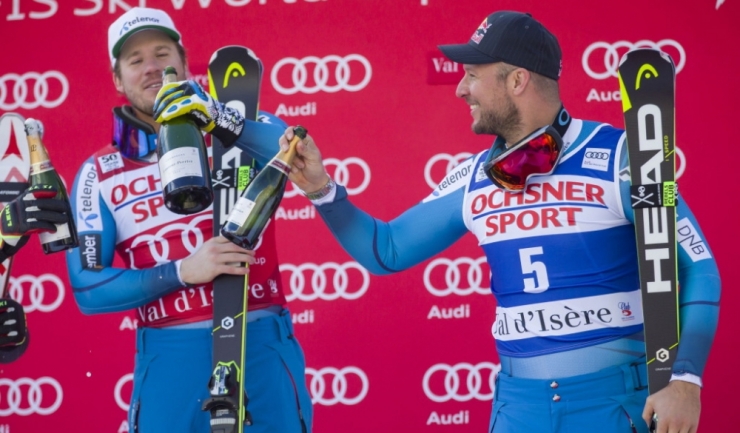 Kjetil Jansrud (stânga) și Aksel Lund Svindal au băut șampanie cu sticla pe podiumul de la Val-d'Isère