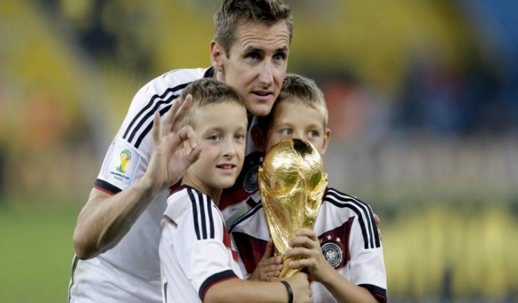 Miro Klose le arată gemenilor săi, Luan și Noah, cel mai prețios trofeu pe care îl poate câștiga un fotbalist
