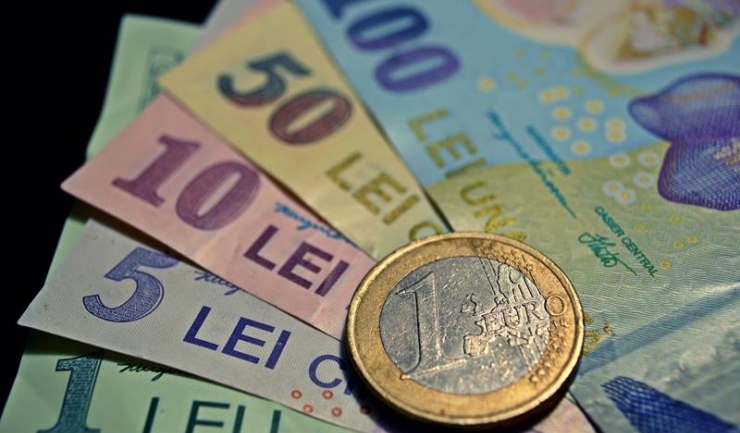Leul s-a întărit luni față de euro și dolar