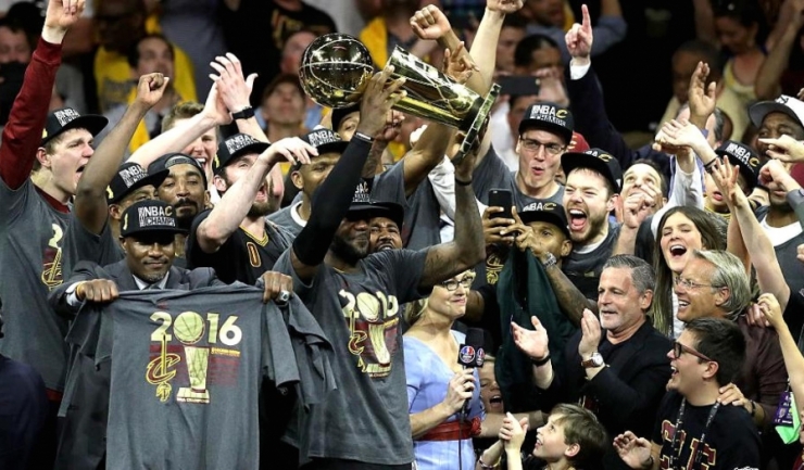 LeBron James a ridicat cu ochii în lacrimi al treilea său trofeu de campion al NBA