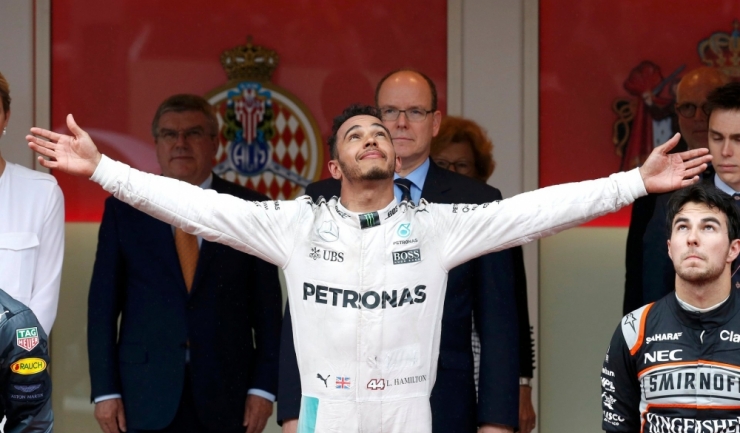 Lewis Hamilton pare să mulțumească ploii căzute peste Monte Carlo pentru prima sa victorie a sezonului