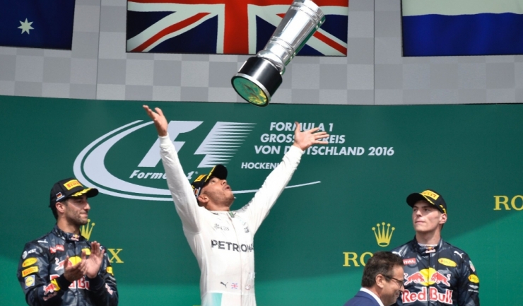 Lewis Hamilton s-a „jucat” cu trofeul cuvenit învingătorului de la Hockenheim, așa cum procedase și săptămâna trecută, la Budapesta