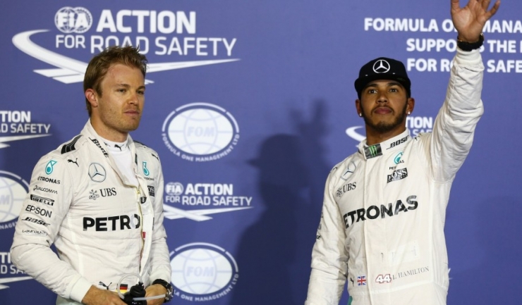 Lewis Hamilton (dreapta) și Nico Rosberg vor pleca din prima linie a grilei de start în Marele Premiu de Formula 1 al Bahrainului