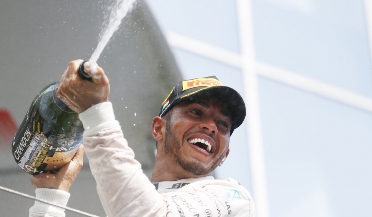 Aflat într-o formă deosebită, Lewis Hamilton pare favorit să obțină încă un titlu de campion mondial al Formulei 1