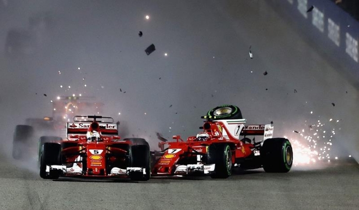 Momentul ciocnirii celor două mașini Ferrari (în spate se vede puțin din mașina lui Verstappen, care fusese făcută sandviș de Vettel și Raikkonen!)
