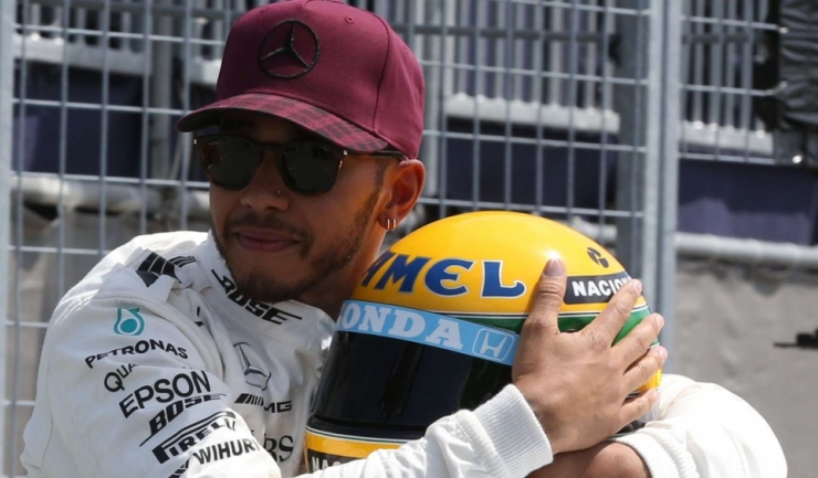 Lewis Hamilton a fost extrem de emoționat de cadoul primit din partea familiei lui Ayrton Senna