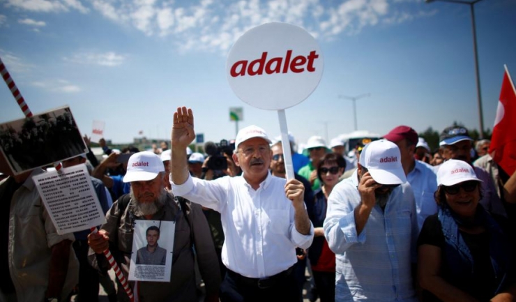 Kemal Kilicdaroglu, liderul principalei formațiuni politice turce de opoziție (CHP, Partidul Republican al Poporului), în „Marşul Justiţiei”, cu o puternică valoare simbolică