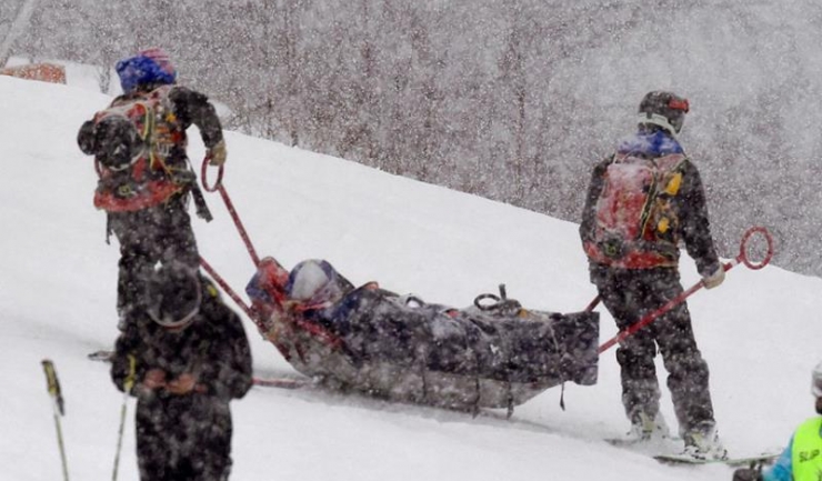 Sâmbătă, Lindsey Vonn a fost imobilizată pe targă și transportată la un spital din Andorra; duminică, ea a concurat cu o fractură la genunchi!