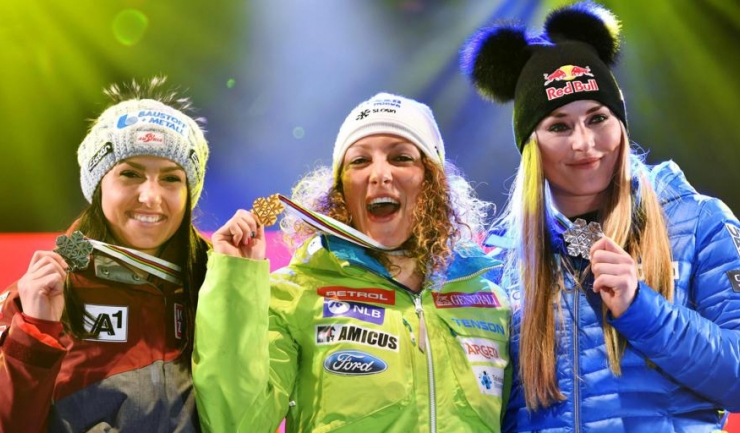 Lindsey Vonn (dreapta) cu medalia de bronz cucerită în coborârea de la St. Moritz, alături de Ilka Stuhec (centru, medaliata cu aur) și Stephanie Venier
