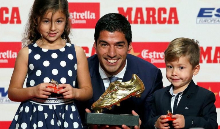 Luis Suarez și-a adus și copiii la festivitatea de premiere, Delfina și Benjamin având în mâini câte o... „ghetuță de aur”
