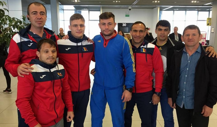 Dorin Pîrvan (echipament albastru) alături de colegii săi din lotul național, înainte de plecarea spre Istanbul