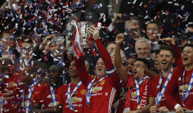 Cu toate că nu a fost utilizat în finală, Wayne Rooney, căpitanul tradițional al lui Manchester United, a ridicat primul trofeul Cupei Ligii Angliei