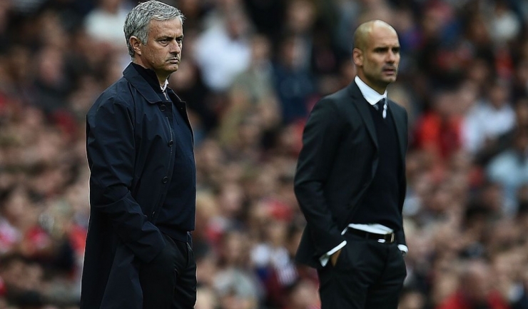 Pep Guardiola (dreapta) a câștigat deja în fața lui Jose Mourinho în derby-ul orașului Manchester