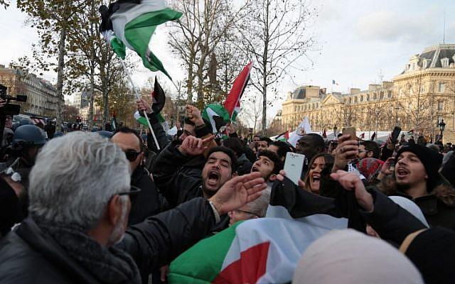 Sute de palestinieni l-au acuzat pe președintele Emmanuel Macron de ipocrizie