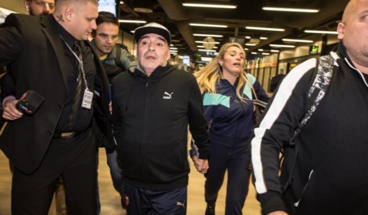 Diego Maradona a sosit la Zagreb alături de prietena sa, Rocio Oliva