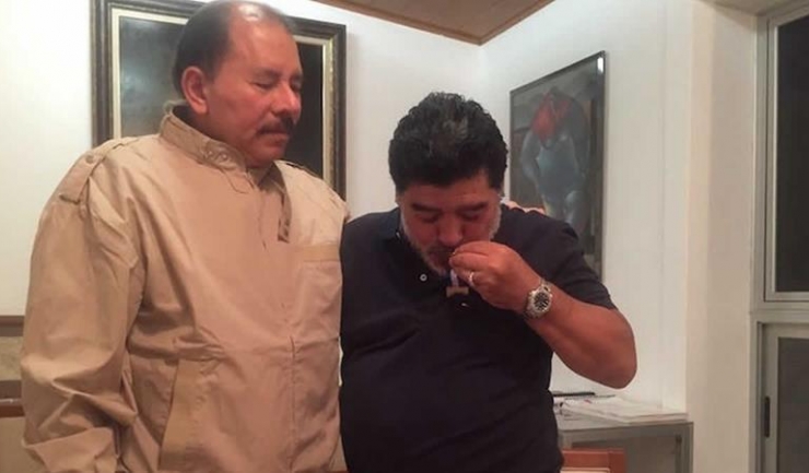 Diego Armando Maradona a sărutat medalia primită de la președintele Daniel Ortega Saavedra