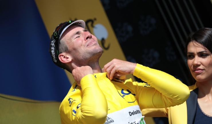 Mark Cavendish s-a îmbrăcat în galben după ce a câștigat prima etapă din Turul Franței 2016