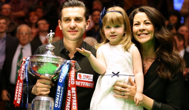 Mark Selby a pozat alături de familie cu trofeul cuvenit campionului mondial
