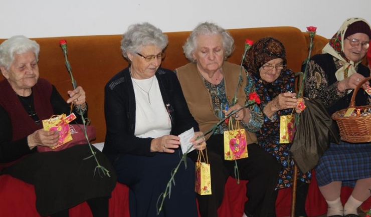 Femeile din Centrul de Îngrijire pentru Vârstnici din Constanța au primit câte o floare, un mărțișor și o ciocolată de la femeile social democrate