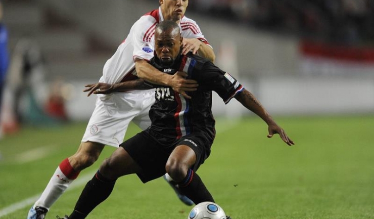 Ibrahim Kargbo (la minge) într-un duel cu Luis Suarez, care juca pe atunci la Ajax Amsterdam (meci din octombrie 2009)