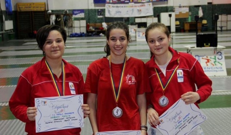 Raluca Drăghici, Teodora Băloiu și Raluca Văcărașu au cucerit medaliile de bronz în proba pe echipe de la CN de floretă la seniori