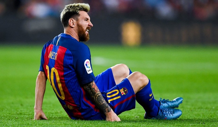 Momentul în care Lionel Messi, cu o grimasă de durere pe față, a anunțat că nu mai poate continua partida cu Atletico Madrid