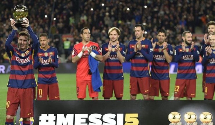 Lionel Messi a prezentat publicului de pe Nou Camp al cincilea „Balon de Aur” din carieră