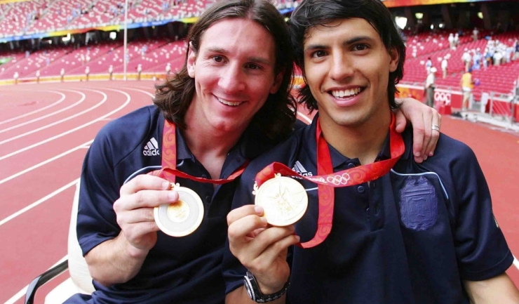 Lionel Messi are în bogatul său palmares și o medalie olimpică de aur, cucerită la Beijing, în 2008 (în dreapta fotografiei este Sergio „Kun” Aguero)