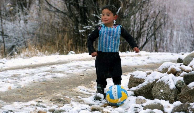 Fotografia micuțului Murtaza îmbrăcat cu tricoul lui Messi confecționat din pungi de plastic a făcut înconjurul lumii
