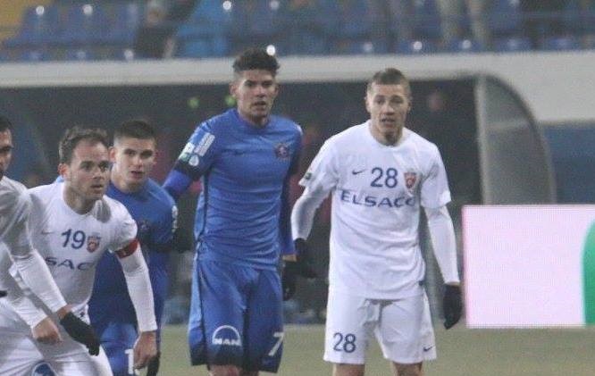 Mihai Roman I (în alb, nr. 28) a deschis scorul în partida disputată luni seară pe terenul „Central” al Bazei Sportive a Academiei de Fotbal „Gheorghe Hagi” de la Ovidiu