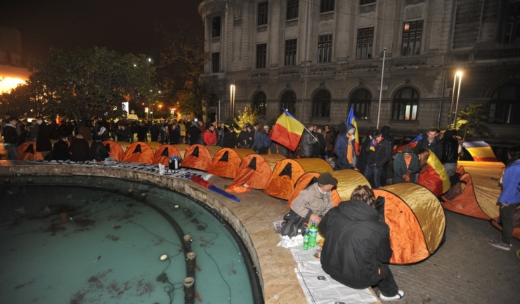 Sute de tineri au instalat corturi în centrul Bucureștiului (sursa foto: ziuanews.ro)