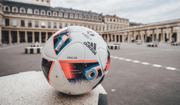 Adidas a lansat marți noul model de minge cu care se va juca în Franța începând cu optimile de finală