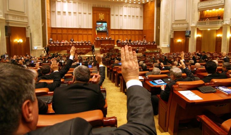 Doar 45 de parlamentari au votat în favoarea moțiunii simple împotriva ministrului Justiției, Raluca Prună, mai puțini și decât semnatarii