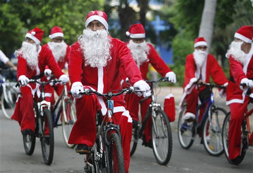 Constănțenii vor pedala sâmbătă la tradiționalul eveniment „Moș Crăciun pe bicicletă”