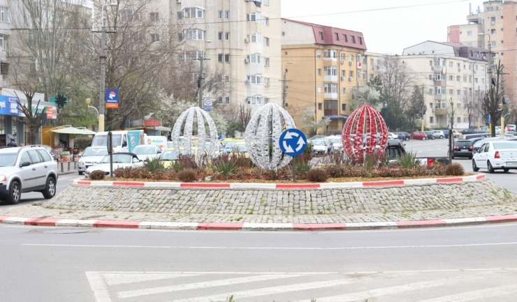 În 26 de sensuri giratorii din Constanța se amplasează figurine-ou, iar în principalele intersecții și la intrările în oraș se montează bannere cu mesajul „Paște fericit!“