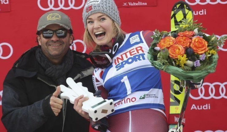 Pe podiumul de la Santa Caterina, Nina Løseth a fost premiată de fostul mare schior italian Alberto Tomba