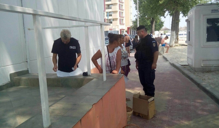 Polițiștii au confiscat sute de articole de plajă și de artizanat