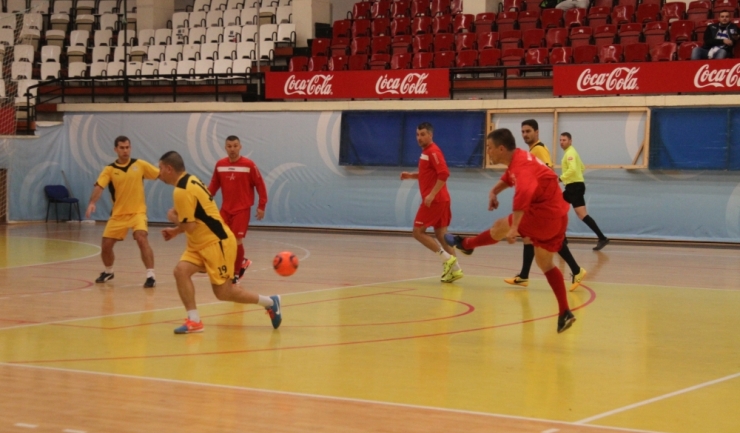 Oportun Mangalia (echipament roșu), ocupanta locului 3 la ediția precedentă, a obținut doar o remiză în primul joc din grupa E, 1-1 cu CS Eforie