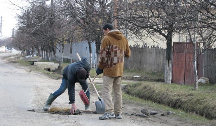 Pentru că au îndrăznit să repare un drum plin de gropi, șapte cetățeni din comuna ieșeană Butea s-au trezit cu dosar penal