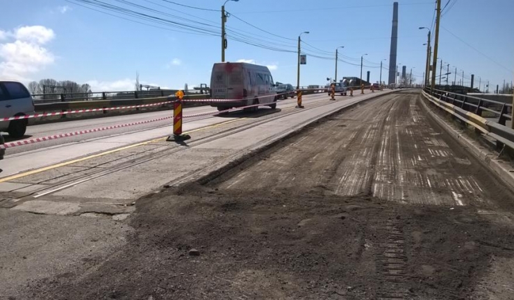 Chiar în 1 aprilie, muncitorii au decopertat asfaltul de pe sensul de mers dinspre cartierul I.C. Brătianu spre CET și au restricționat circulația pe câte un singur fir de mers