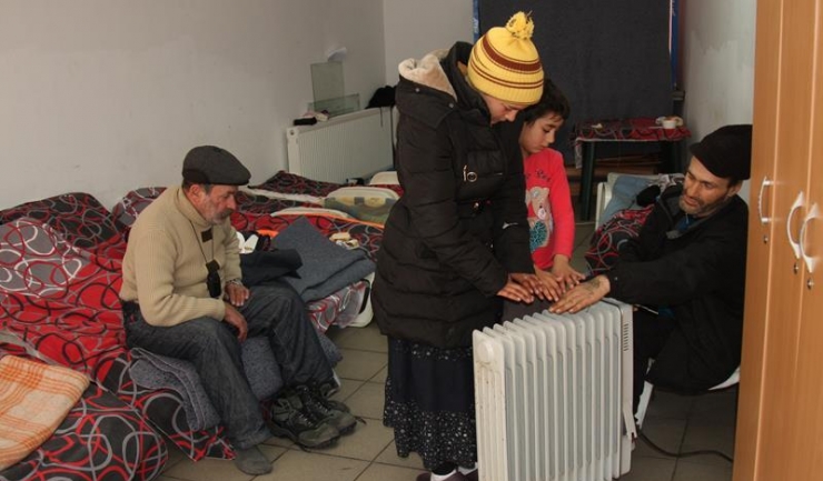 La Centrul de primire pentru persoanele fără adăpost, situat pe strada Soveja, se află în prezent patru persoane defavorizate care primesc ceai cald și mâncare