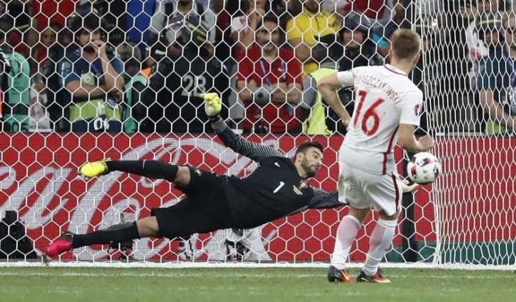 Portarul Rui Patricio respinge mingea șutată de polonezul Blaszczykowski și deschide drumul Portugaliei spre semifinalele EURO 2016