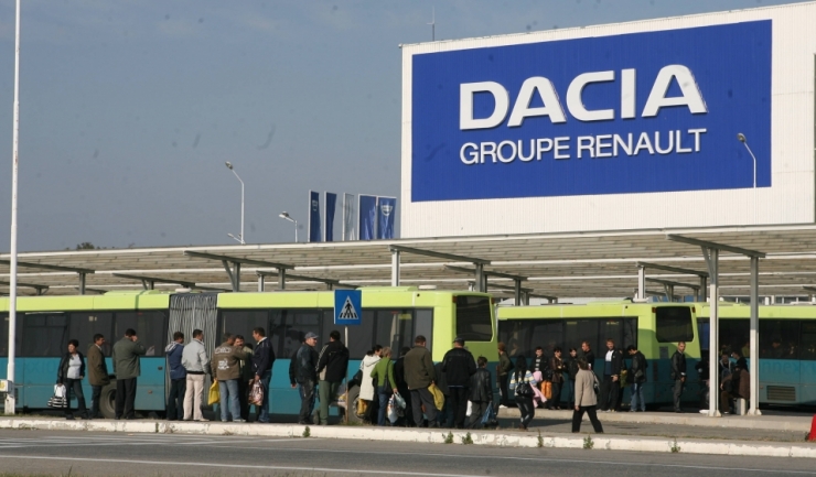 Cât de curând, angajații de la Dacia vor protesta și dacă nu le convine intensitatea neoanelor din fabrică...