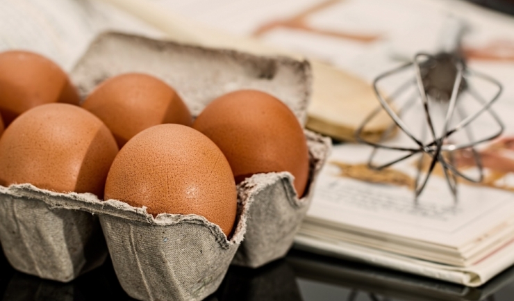 Consiliul Concurenței a demarat o anchetă, pentru a înțelege de ce se scumpesc ouăle, untul și alte alimente