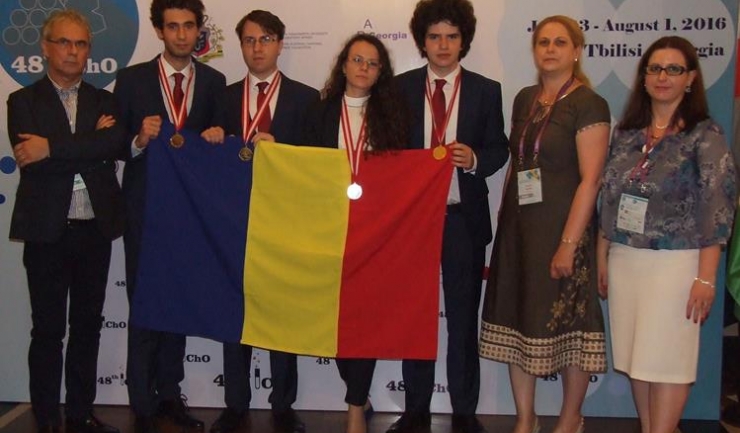 Întregul lot al României care a participat la Olimpiada Internațională de Chimie (sursa foto - Ministerul Educației)