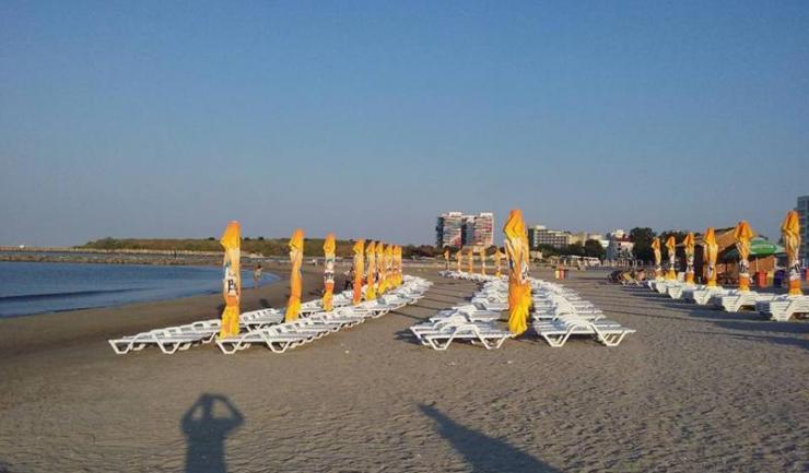 Imagini cu șezlongurile amplasate ilegal pe plajele din Mamaia, trimise de un cititor al ziarului Telegraf
