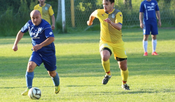 Olimpia Constanța (echipament albastru) va primi pe terenul „Voința” replica celei de-a doua clasate din Liga a IV-a, Viitorul Fântânele