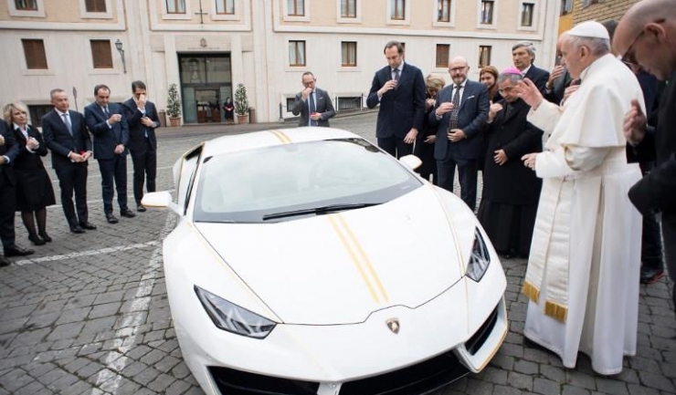 Suveranul Pontif a primit cadou un model personalizat Lamborghini Huracán