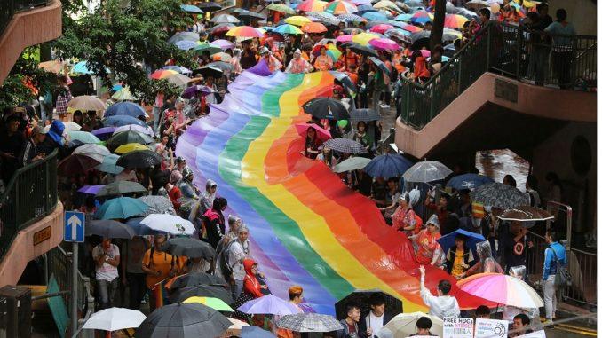 Participanții la parada gay au afișat un imens steag-curcubeu